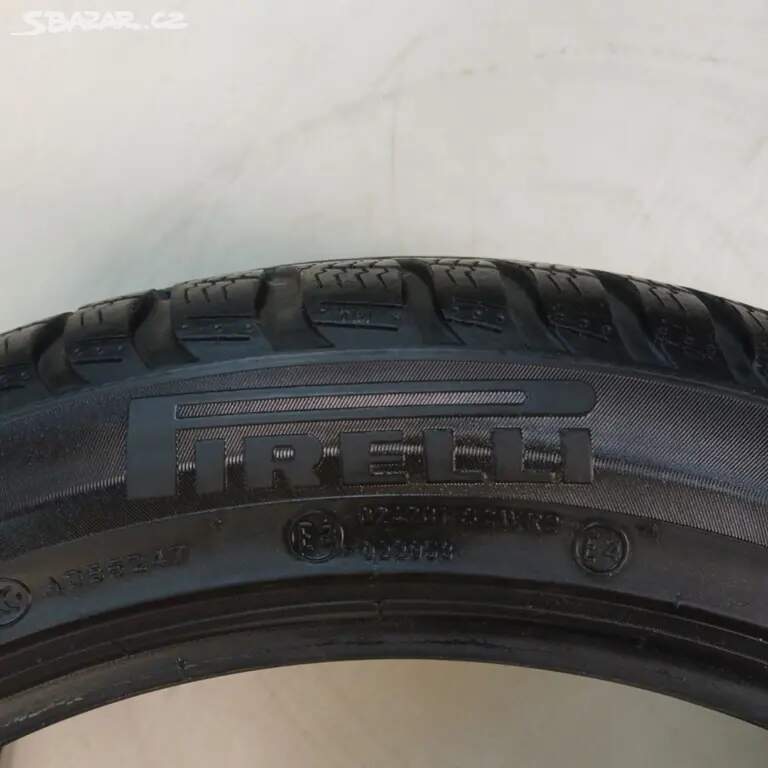 Zimní pneu PIRELLI 235/45 R18 94V