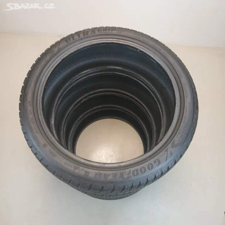 Zimní pneu GOODYEAR 205/40 R18 90H