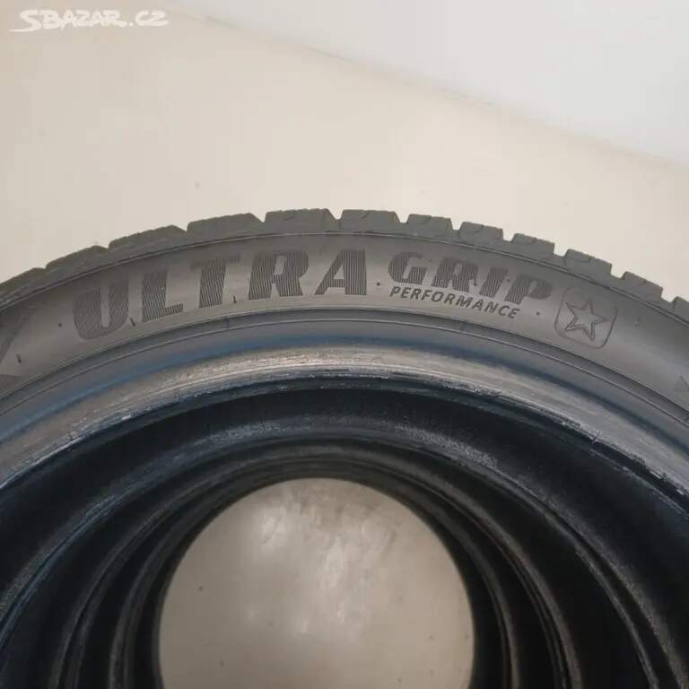 Zimní pneu GOODYEAR 205/40 R18 90H