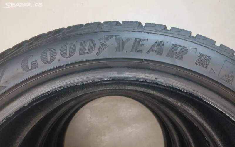 Zimní pneu GOODYEAR 205/40 R18 90H