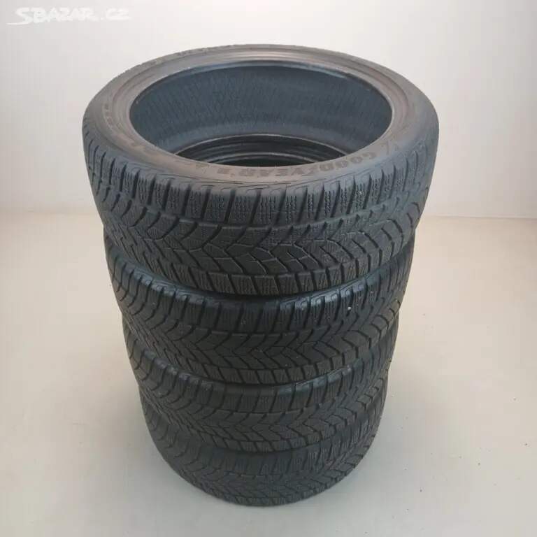 Zimní pneu GOODYEAR 205/40 R18 90H